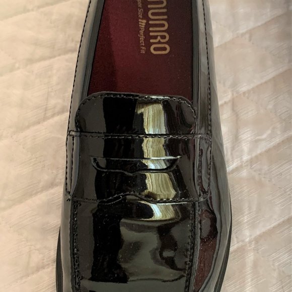 MUNRO BLACK PATENT LEATHER LOAFERS - Picture 6 of 6